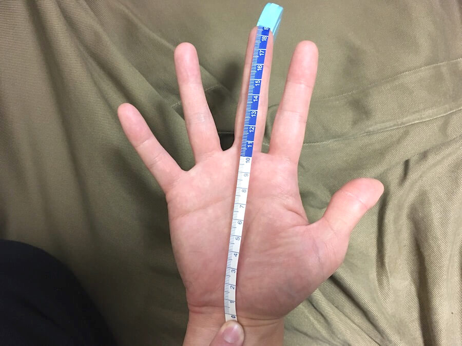 指の長さを測っているところ
